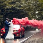 Свадебная фотосессия с красной дымовой шашкой smoke fountain и автомобилем Chevrolet Camaro