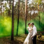 Зеленый дым на свадебной фотосессии
