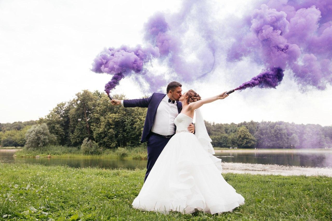 Фиолетовая дымовая шашка на свадебной фотосессии