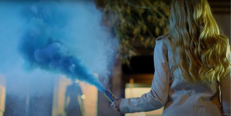 Певица Alyosha держит smoke fountain крупный план