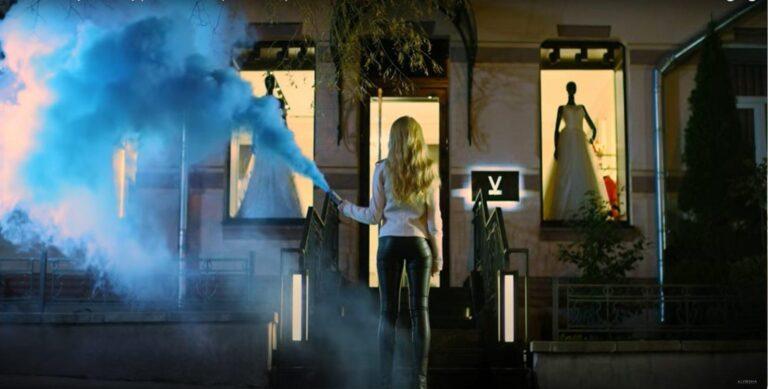 Певица Alyosha держит синий дым smoke fountain общий план