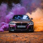 BMW с фиолетовым и оранжевым дымом