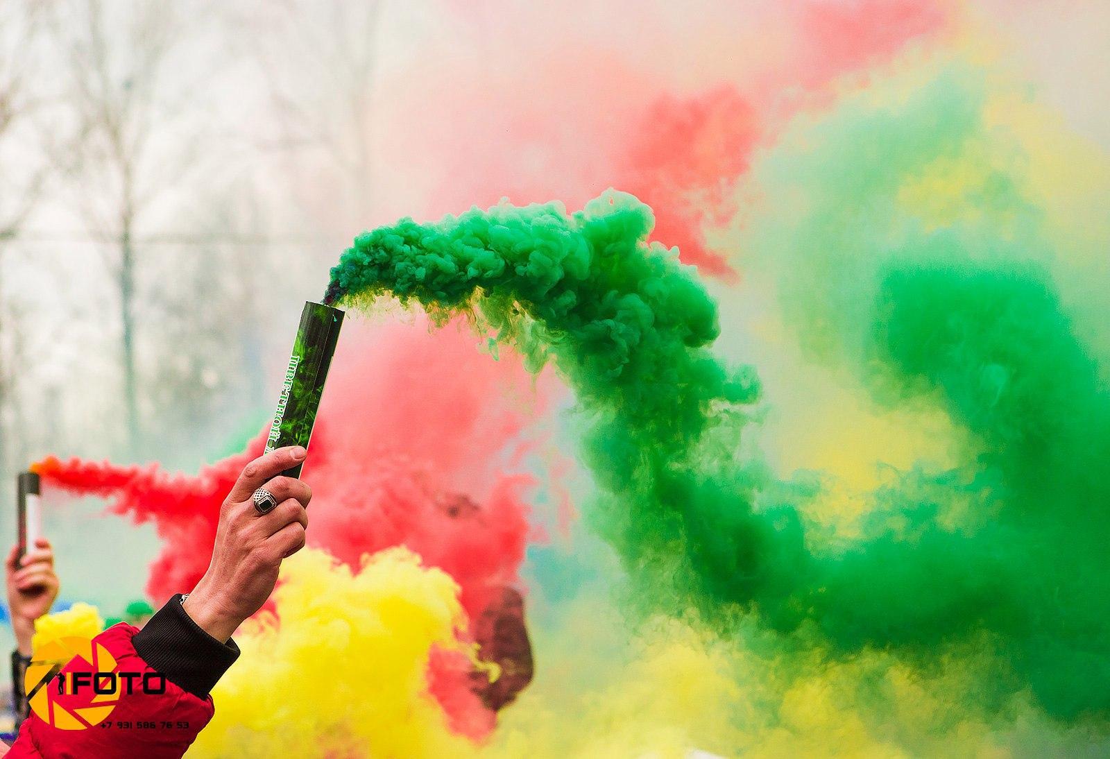 Зеленый двухминутный цветной дым на фестивале в Санкт-Петербурге