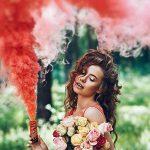 Девушка с красным дымом smoke fountain