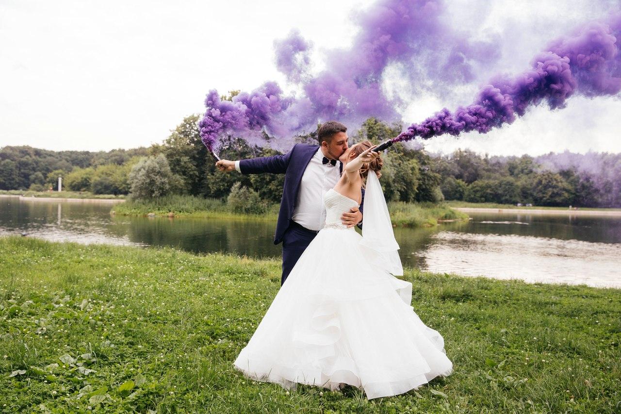 Фиолетовый цветной дым на свадебной фотосессии