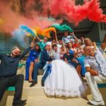 цветной дым на свадьбе у гостей