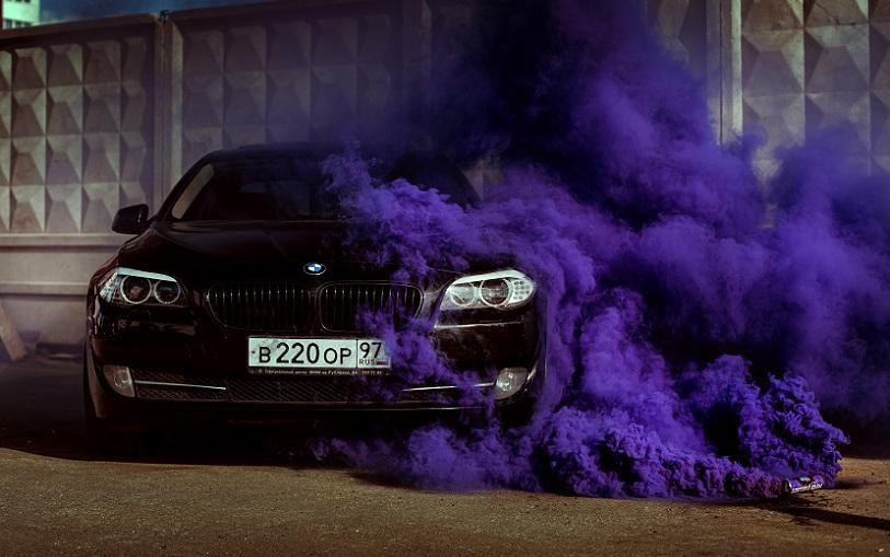 Черный BMW и фиолетовая дымовая шашка Smoke bomb