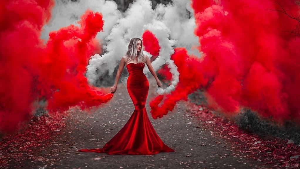 Шикарное фото с красным и белым дымом
